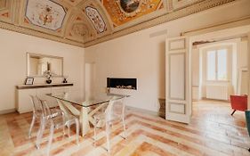 Sotto Gli Affreschi Del 1800 Con Colazione Inclusa
